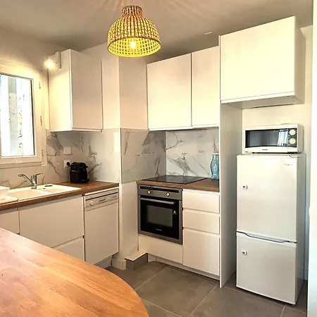 아파트 Grand T2 Dernier Etage Avec Garage A Moins De 300 M Du Centre Et 르 라방두