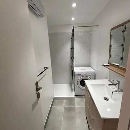 Grand T2 Dernier Etage Avec Garage A Moins De 300 M Du Centre Et 아파트 르 라방두