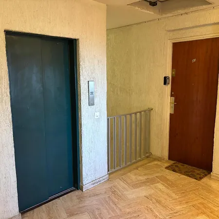 Grand T2 Dernier Etage Avec Garage A Moins De 300 M Du Centre Et 르 라방두